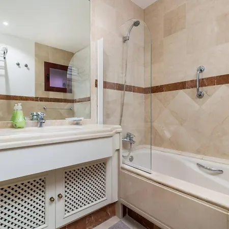 Beachfront, 3pools, King Bed, Free Gymparking * Marbella