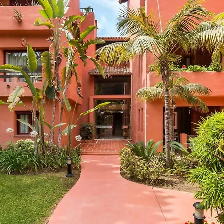 Beachfront, 3pools, King Bed, Free Gymparking Apartment Marbella