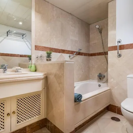 Beachfront, 3pools, King Bed, Free Gymparking * Marbella