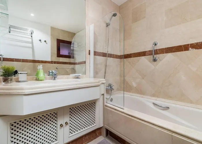 Beachfront, 3pools, King Bed, Free Gymparking * Marbella