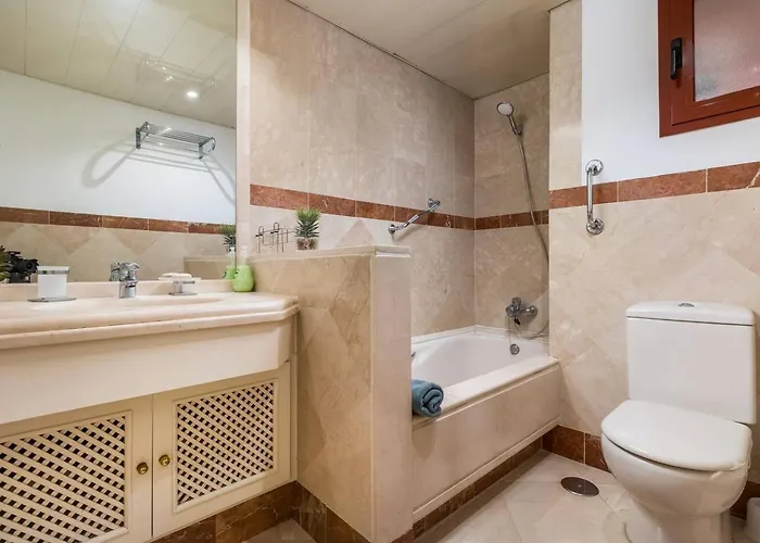 Beachfront, 3pools, King Bed, Free Gymparking * Marbella