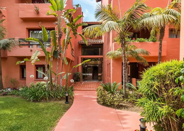 Beachfront, 3pools, King Bed, Free Gymparking Apartment Marbella