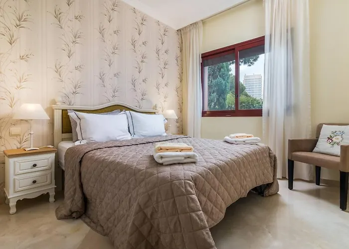 Beachfront, 3pools, King Bed, Free Gymparking マルベーリャ